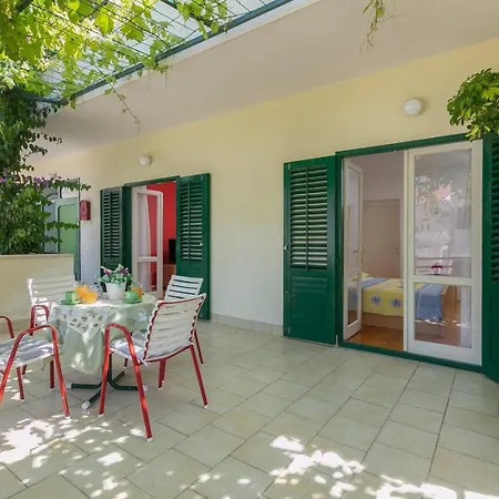 Spaciuos With Terrace In Apartment Makarska