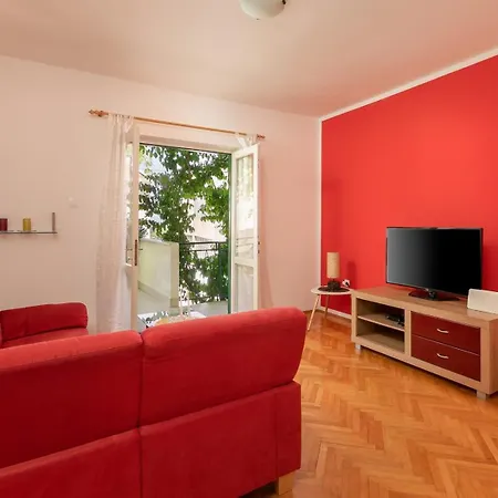 Spaciuos With Terrace In Apartment