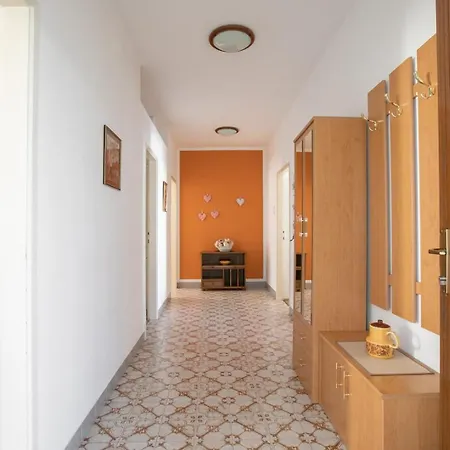 Spaciuos With Terrace In Apartment *